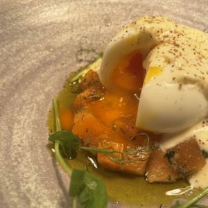 スモークサーモンのタルタル　ウフマヨ乗せ