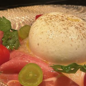 生ハムとフルーツのブッラータチーズ　白桃ソース