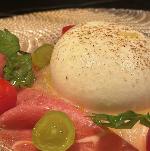 원시 햄과 과일 블러타 치즈 흰 복숭아 소스