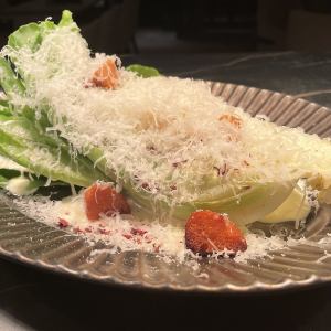 グリルしたロメインレタスのシーザーサラダ
