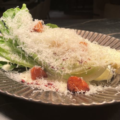 그릴 로메인 상추 시저 샐러드