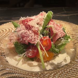 生ハムと旬のフルーツサラダ