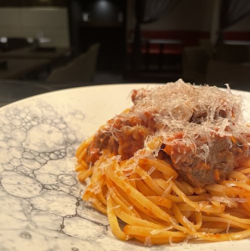 검은 털 일본소를 사용한 보로네제 팔미자노 레자노