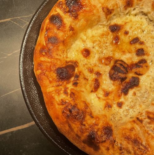 진한 치즈와 순수 꿀을 사용한 콰트로