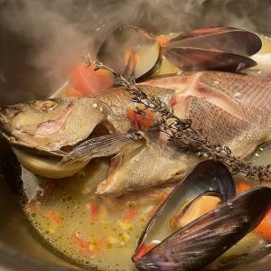 旬の鮮魚を使ったペシェ・アッラ・アクアパッツァ