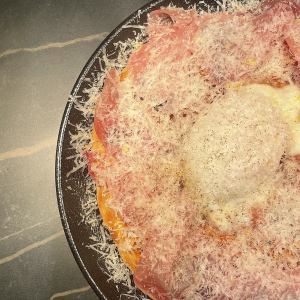 生ハムとベビーリーフを使ったビスマルク