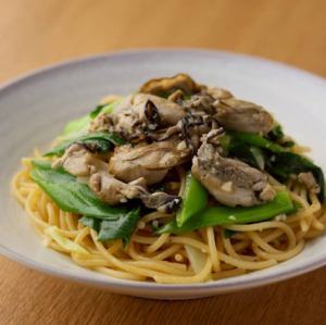 牡蠣油封配九條韭菜意麵佐以檸檬油