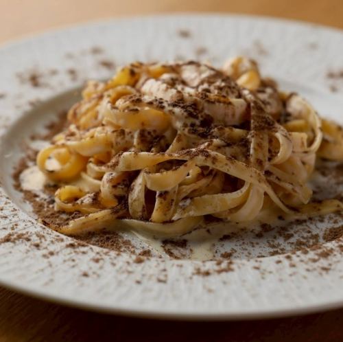 トリュフとチーズのクリームパスタ フェットチーネ
