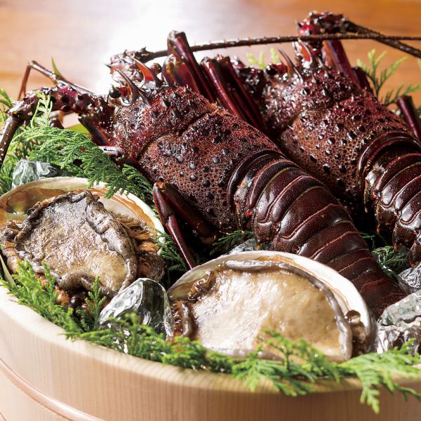 【魚介もご用意ございます】伊勢海老や鮑など、季節に合わせたより良いものをご提供