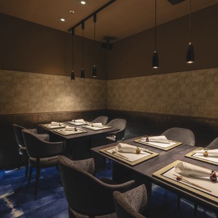 接待や会食にもおすすめ。一番奥の3名様～８名様までご利用可能な半個室席ございます。