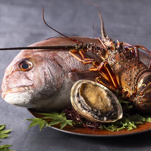 【魚介もご用意ございます】伊勢海老や鮑など、季節に合わせたより良いものをご提供