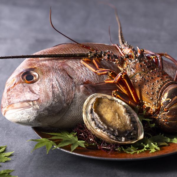 【魚介もご用意ございます】伊勢海老や鮑など、季節に合わせたより良いものをご提供
