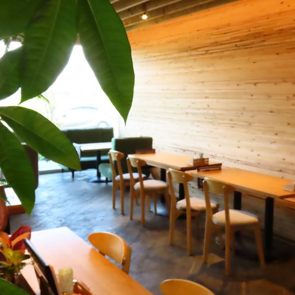 ◇◆緑あふれる店内と開放感あふれる雰囲気◇◆店内に一歩足を踏み入れると広がるのは、木肌を活かしたおしゃれな空間◎木を基調とした温かみのある店内に心が落ち着く自然。ゆっくりと寛ぐ時間をご堪能いただけるよう、開放感のある落ち着いた空間とこだわりの料理を提供します。