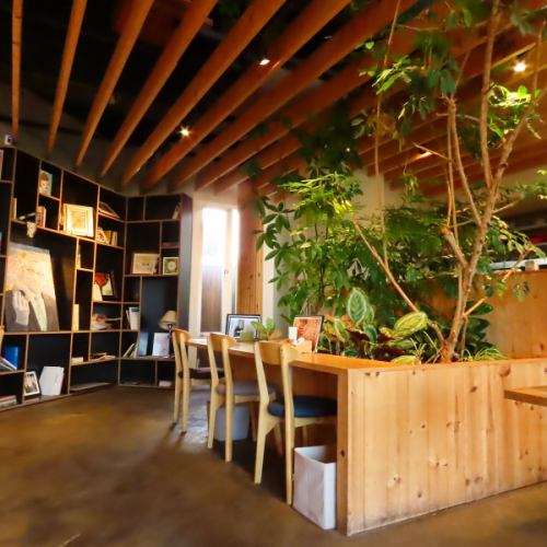 【緑あふれる店内】