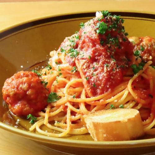 スパイスを練り込んだ大きなミートボールスパゲッティー