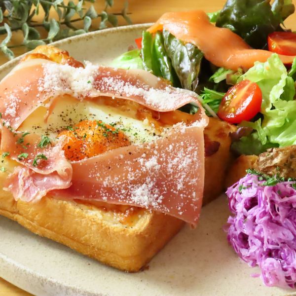 ふわふわトーストと濃厚ベシャメルソースの【クロックマダム】