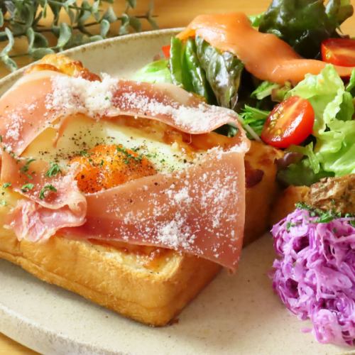 ふわふわトーストと濃厚ベシャメルソースの【クロックマダム】