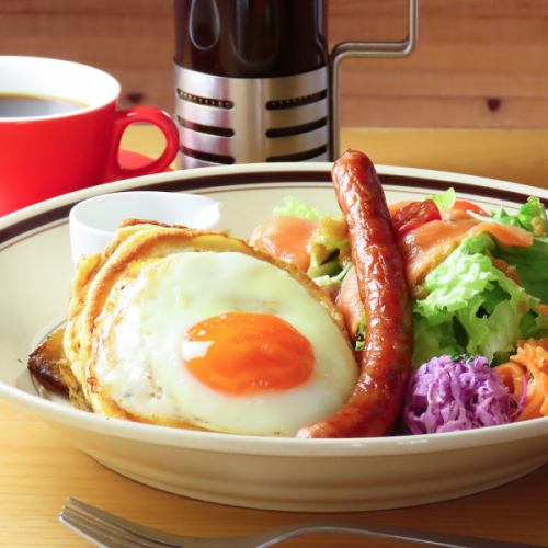 ランチタイムにおすすめ♪もちもち食感のパンケーキとデリやサラダが一緒に楽しめる【パンケーキプレート】