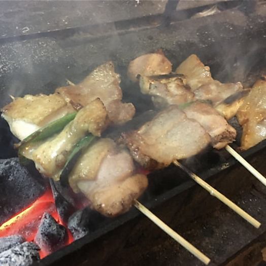 Enjoy delicious charcoal-grilled yakitori with your friends and family.
