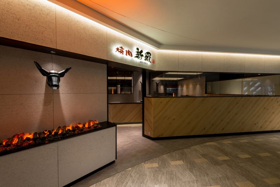 品質・空間・価格にこだわりぬいた新羅MONA新浦安駅店。お肉はもちろんサイドメニューも豊富に取り揃えております。また飲み放題もご用意しておりますので飲み会、女子会、宴会などのシーンでもお楽しみいただけます♪