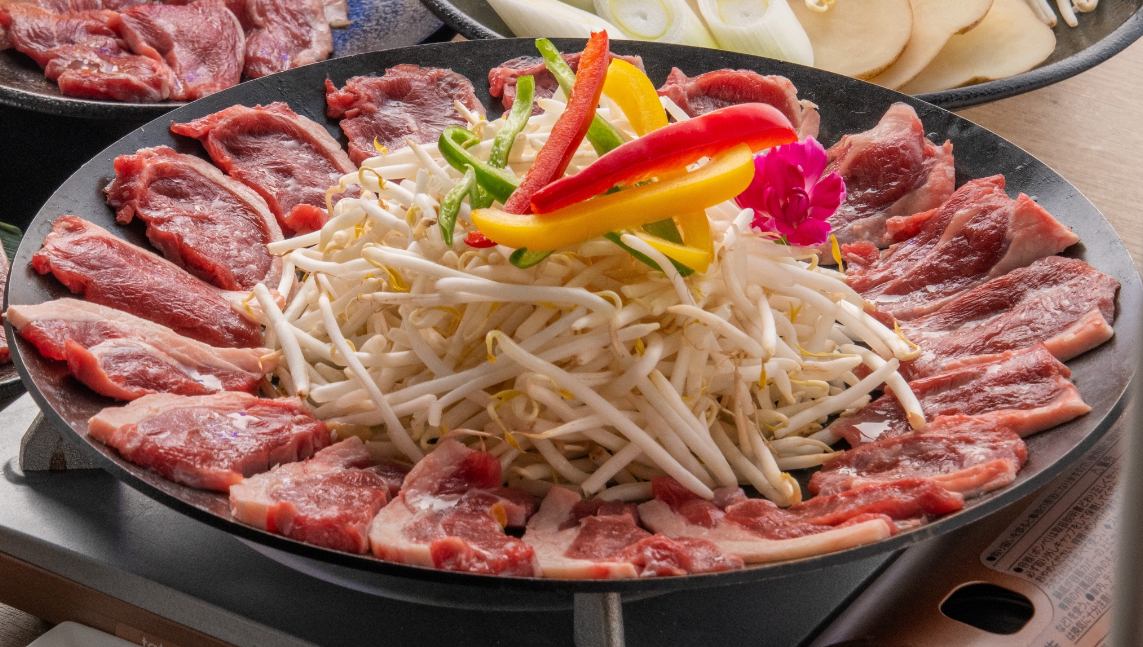 熟成したお肉は柔らかく、肉厚、噛むほどに純粋な生ラム肉をより一層味わえます。ジンギスカン・焼肉ホルモンの肉汁をたっぷり旨味が染み込んだおいしい野菜が楽しめます！