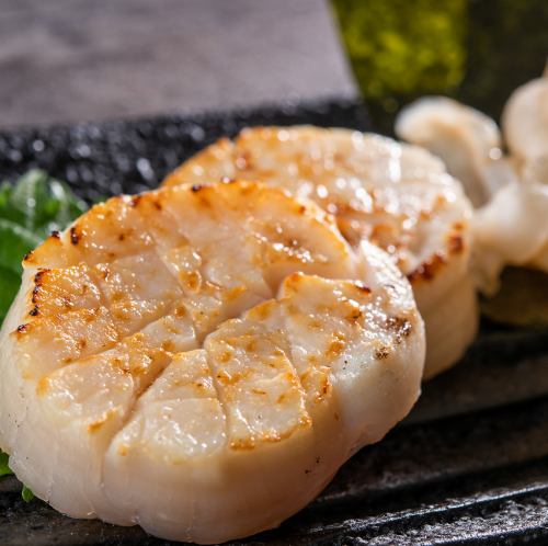 Grilled scallops with seaweed