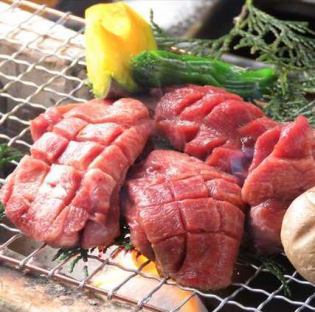● 厚切牛舌，炭火烤制