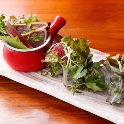 ● Fresh spring rolls with plenty of condiments and bonito