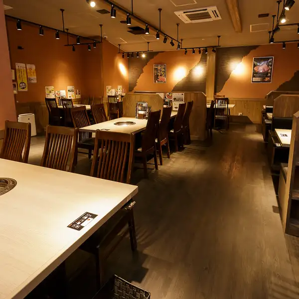 【貸切】大人数でのご集まりに最適な広々とした店内は、30名様から45名様までの貸切対応が可能となっております。一体感のある賑やかなご宴会やビジネスでの集まりなど、周りを気にせずゆったりとお食事をお楽しみいただけます。特別な日のパーティーを華やかに演出する心地よい空間をご提供いたします。