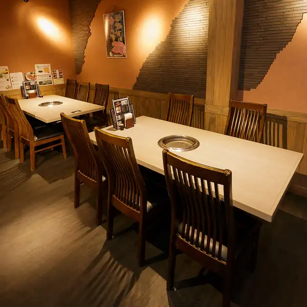 【テーブル席多数】明るく清潔感のある店内は、ご家族での団欒やご友人との女子会など様々な場面で気軽に利用しやすい雰囲気が魅力です。お昼時のママ友会や親しい仲間とのランチタイムにもぴったりで、落ち着いた環境の中で贅沢なひとときを過ごせます。どなたでも気兼ねなく心地よい時間を満喫していただけます。