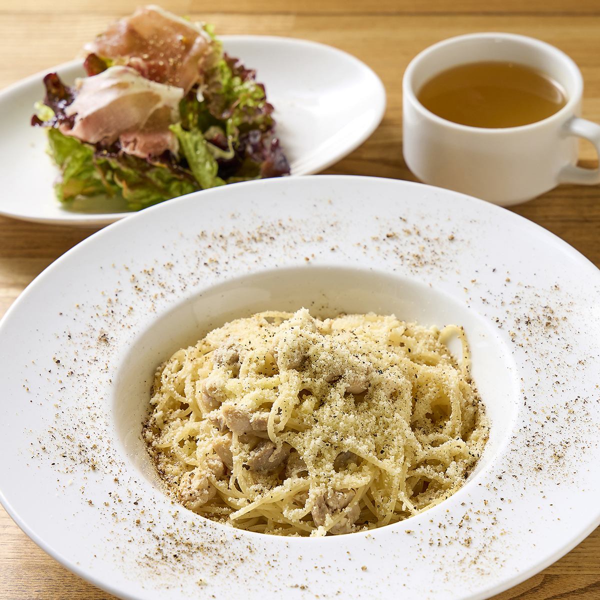 ランチタイムもこだわりの料理と美味しいお酒をお楽しめます☆