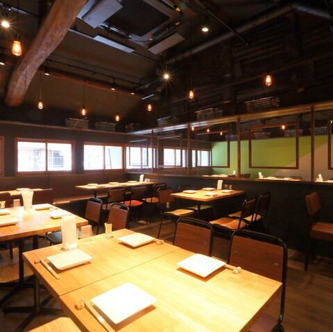 当店のテーブル席は、ゆったりとした空間で友人や家族との食事を楽しむのに最適です。木の温もりを感じる落ち着いた雰囲気の中、心地よい会話が弾みます。カジュアルなランチから特別なディナーまで、幅広いシーンでご利用いただけます。