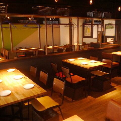 最大32名様までお使いいただける2階のお席は貸切のご利用も可能となっております。飲み放題付きのコースもございますので、各種ご宴会やパーティーなどにも最適な空間です。ご希望の方は、是非お気軽にお問い合わせくださいませ。