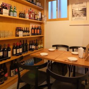 オシャレで温かみのある店内は、ほっと落ち着ける空間です。気心知れたご友人や、恋人とのお食事に最適ですので、是非ご利用くださいませ。普段使いから、記念日・お誕生日のお祝いなど、特別な日のご利用にもおすすめとなっております。