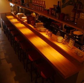 温かみのある木のカウンター席では、リラックスした雰囲気の中、料理を待ちながら会話を楽しむことができます。お一人様やカップルに最適で、スタッフとのコミュニケーションも楽しめる贅沢な体験を提供します。是非特別なひと時をお過ごしください。