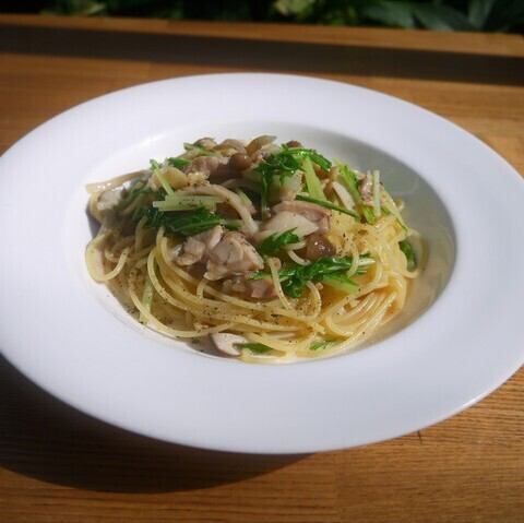 燻製した鶏もも肉ときのこクリームパスタ