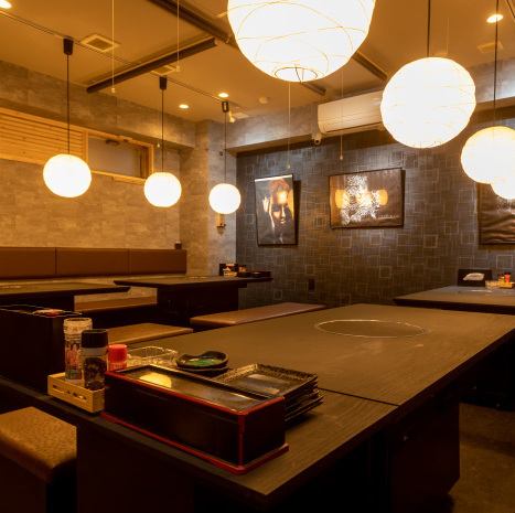 大型宴会に対応できる広々とした空間を完備！水産会社直営ならではの装飾と、落ち着いたインテリアが特徴です☆シンプルながら温かみある席は、会社の集まりや友人との食事会に最適◎座席間隔もゆったり設計で、どの席からでも快適に過ごせるのが魅力です！