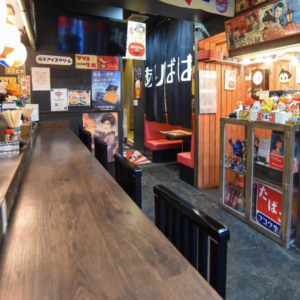 少人数向けには昭和レトロを感じる席をご用意♪店内の手前には昔懐かしい看板やおもちゃを飾り、心和む雰囲気を演出しています☆テーブル席では本格焼肉を楽しめ、ゆったり過ごせる空間で特別なひとときを満喫できます！