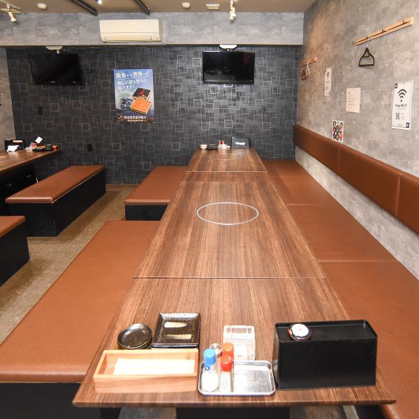 大型宴会に対応できる広々とした空間を完備！水産会社直営ならではの装飾と、落ち着いたインテリアが特徴です☆シンプルながら温かみある席は、会社の集まりや友人との食事会に最適◎座席間隔もゆったり設計で、どの席からでも快適に過ごせるのが魅力です！