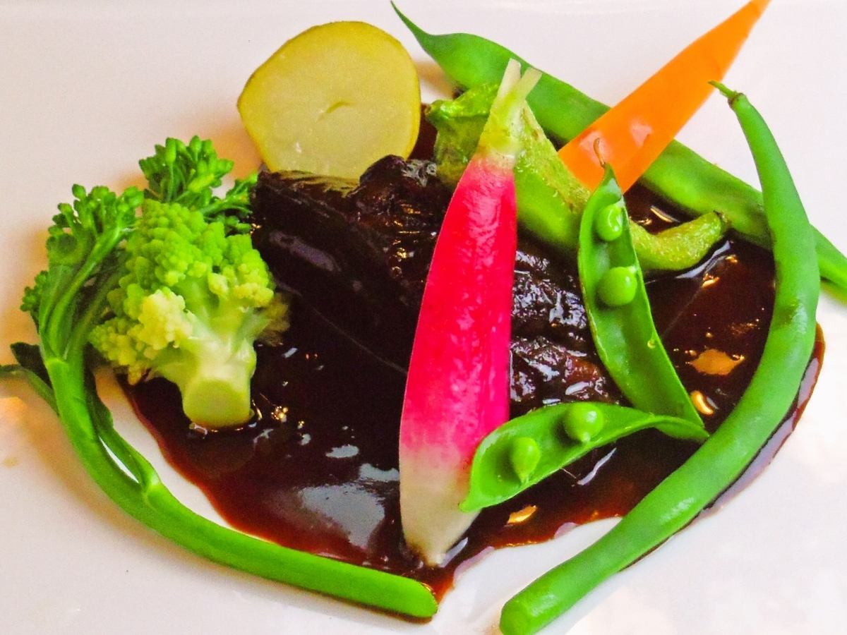 Beef tongue stewed in red wine is a signature menu that melts meat.