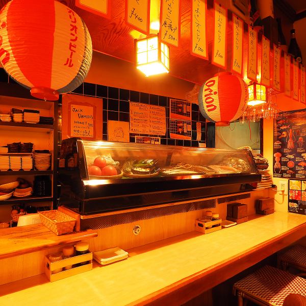 キッチンの目の前に広がるカウンター席は、スタッフとの会話も気軽に楽しめる常連さんにも人気のお席☆ズラリと並ぶお酒のボトルや豊富なおつまみメニューがお酒好きのお客様の心をくすぐります♪もちろん、サクッと料理やお酒を楽しみたい方も大歓迎です◎