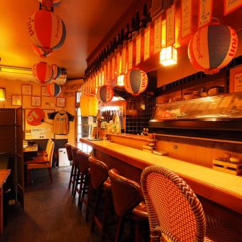 The counter seats, where you can relax in an open atmosphere, are right in front of the kitchen, so you can serve freshly prepared dishes! One of the attractions is that you can easily enjoy conversations with the staff.
