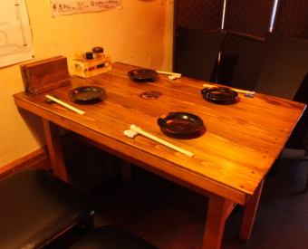 The interior of the store has a retro Showa-era atmosphere.The table seats on the first floor are perfect for dining or drinking with 3-4 people.Please feel free to order from our staff!