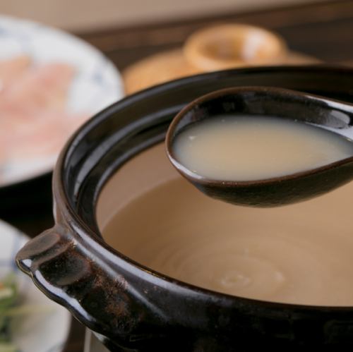こだわりスープが絶品。10時間かけて煮込んだ濃厚鶏白湯