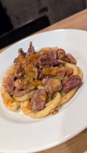 鶏モツのラグー　自家製ウンブリチェッリ