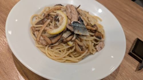 さんま、きのこ、藤沢産唐辛子のペペロンチーノ