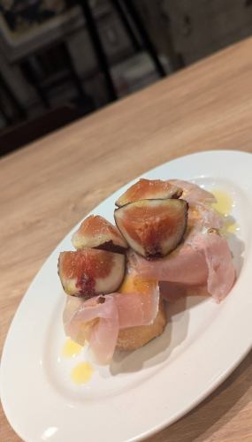 生ハム、柿、クリームチーズのブルスケッタ