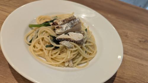 鰆のコンフィと春菊のペペロンチーノ