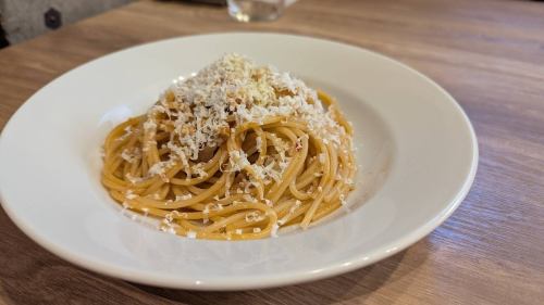 パンチェッタ、ンドゥイヤ、リコッタサラータのスパゲッティ