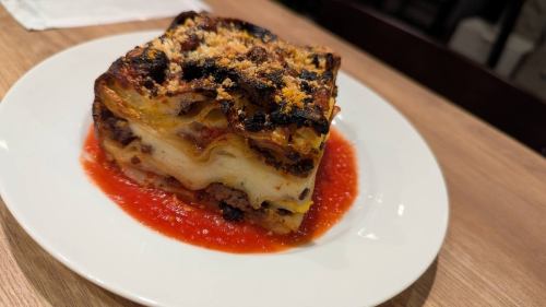 モッツァレラチーズ、ゆで卵が入ったラザニア